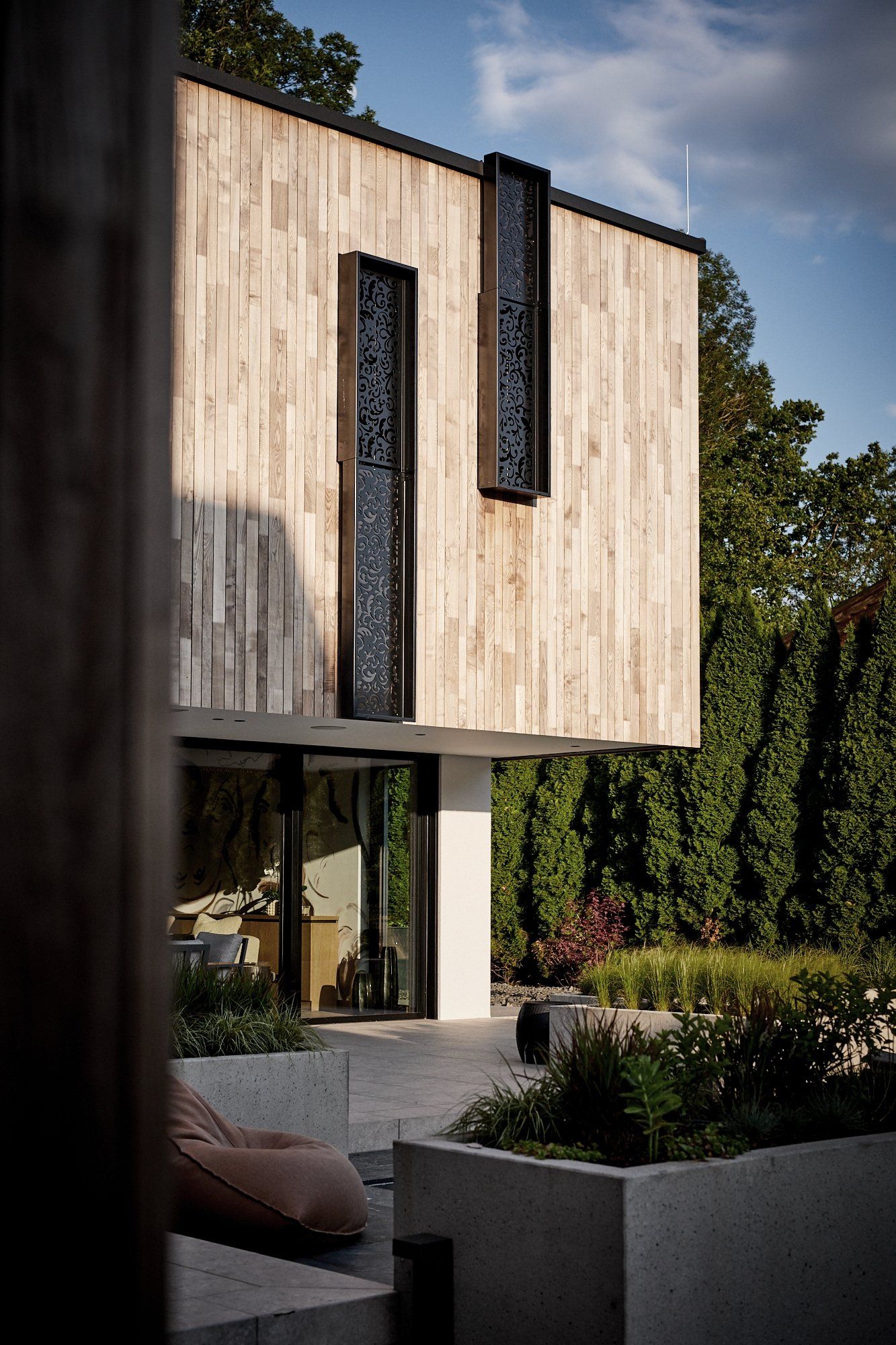 Ein Haus mit Holzfassade und vielen Fenstern