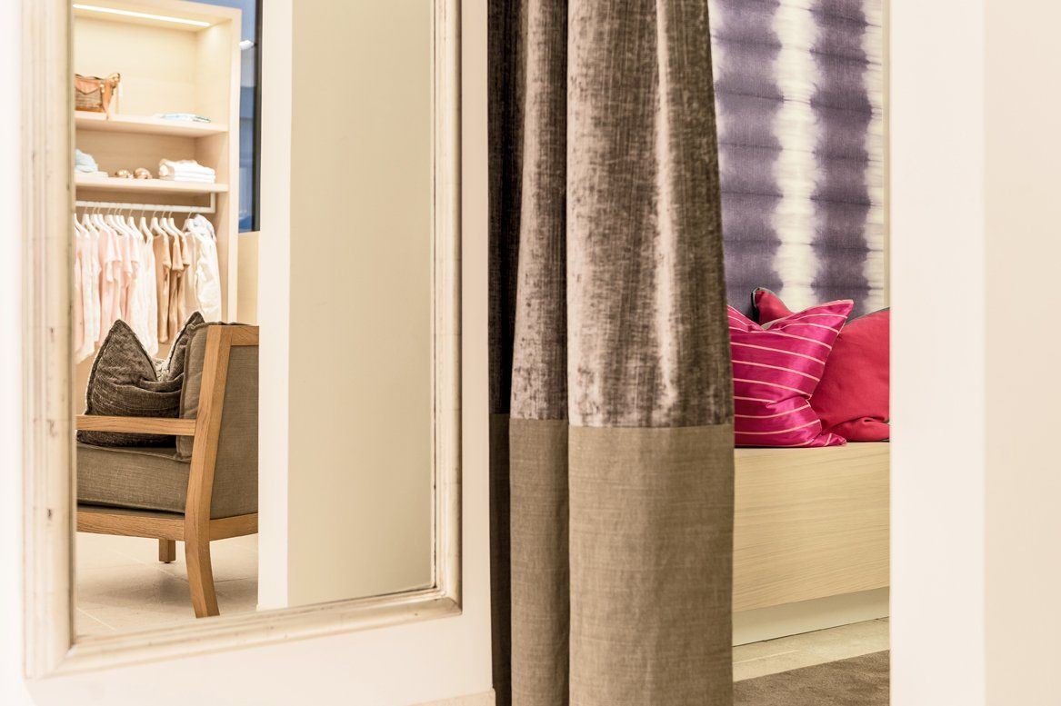 Ein Ankleidezimmer mit Stuhl und Spiegel