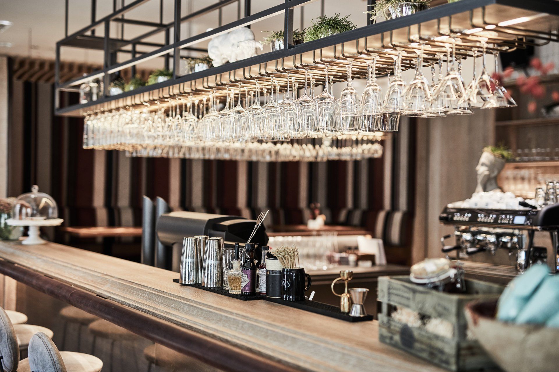 Eine Bar in einem Restaurant mit Weingläsern, die von der Decke hängen