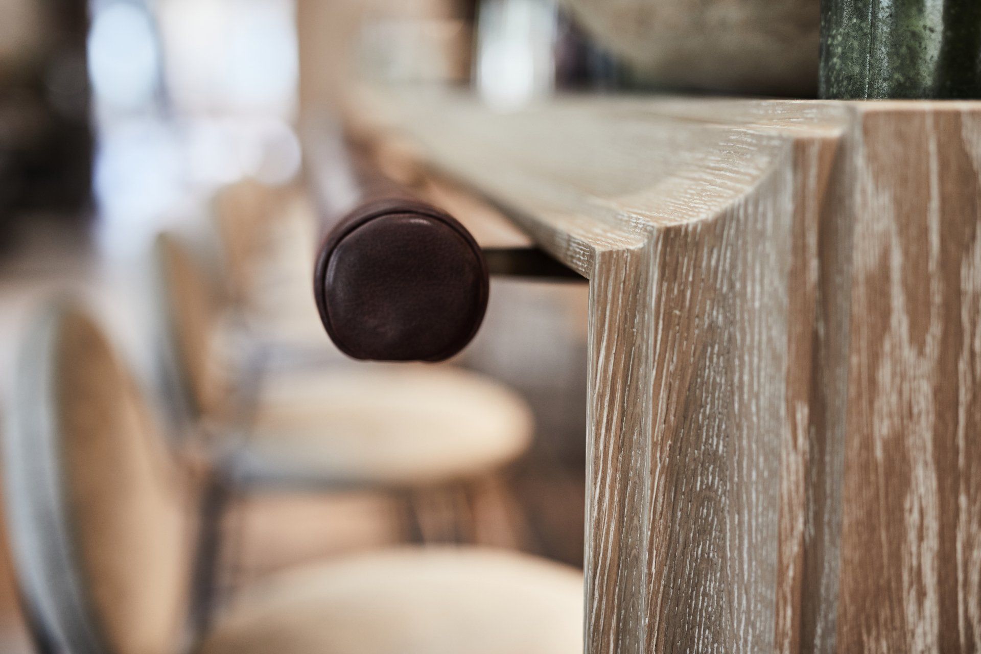 Eine Flasche Wein steht auf einem Holzregal