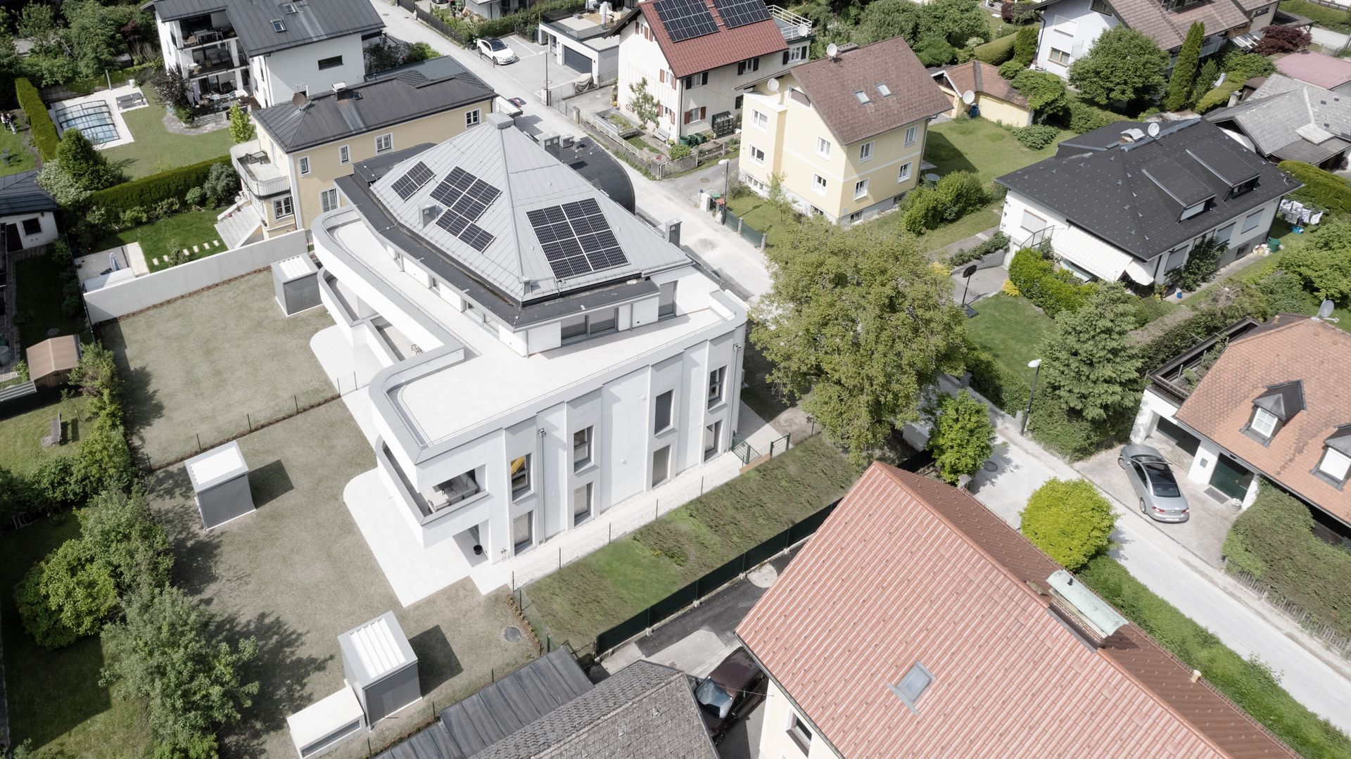 Eine Luftaufnahme eines Gebäudes mit Sonnenkollektoren auf dem Dach