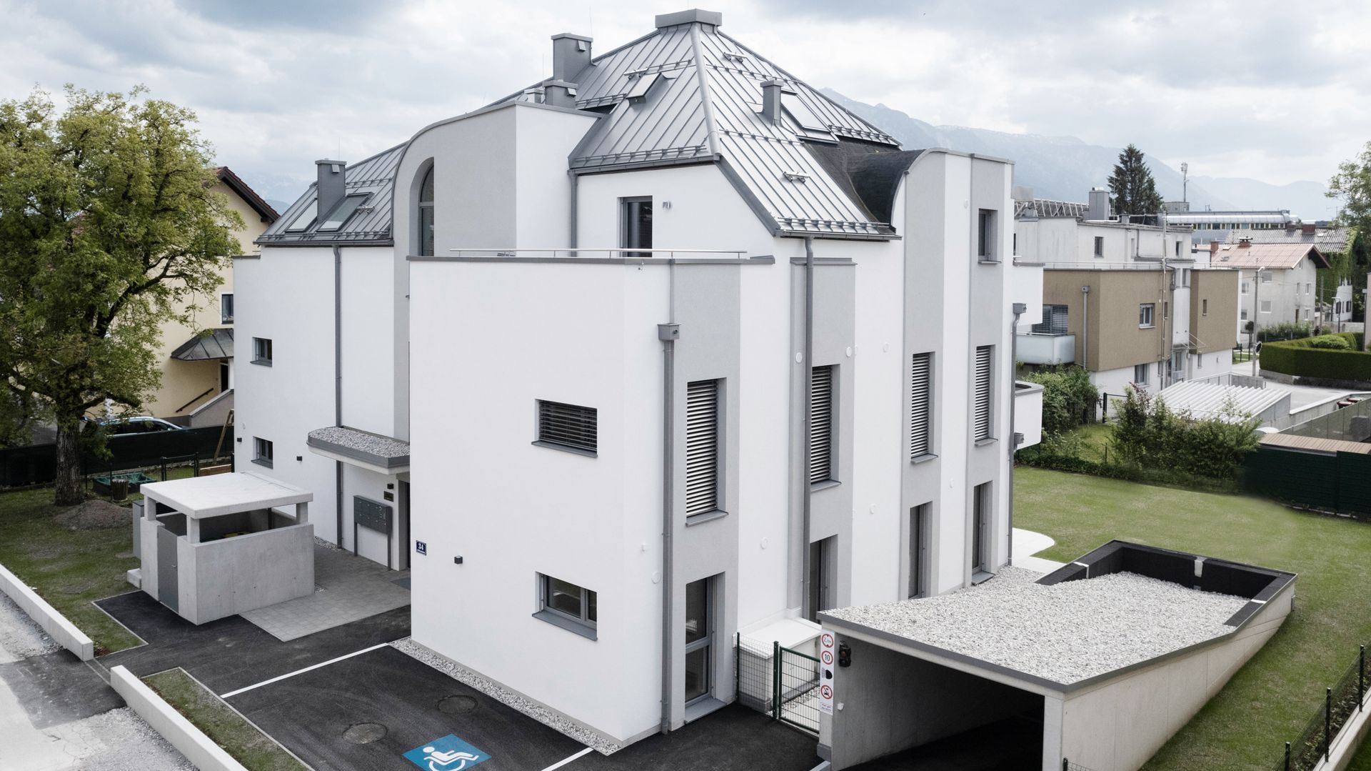 Ein großes weißes Gebäude mit einem Behindertenschild davor