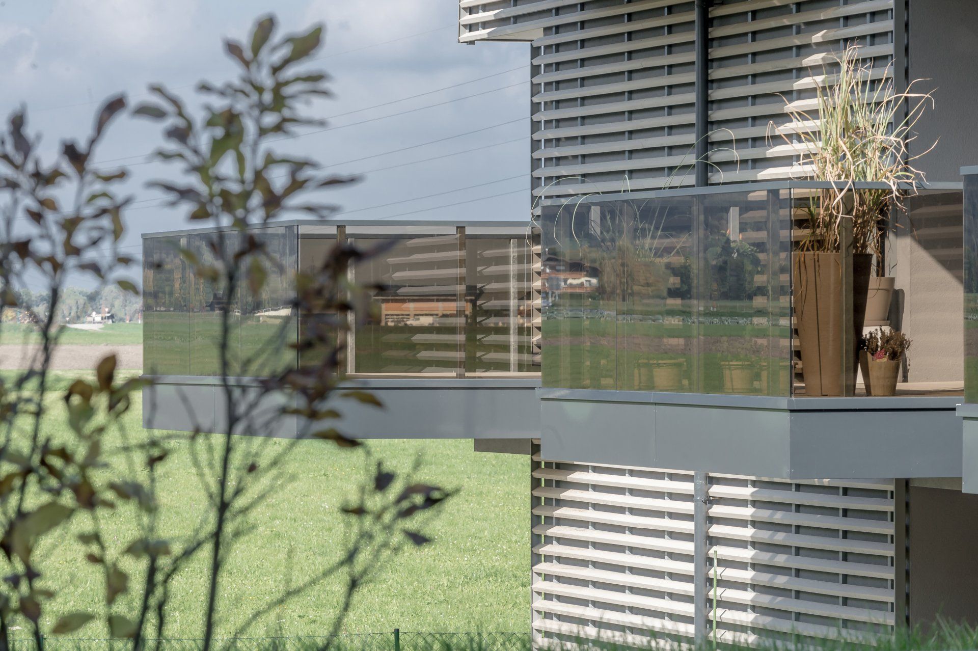 Ein Balkon mit einer Vase mit Blumen darauf