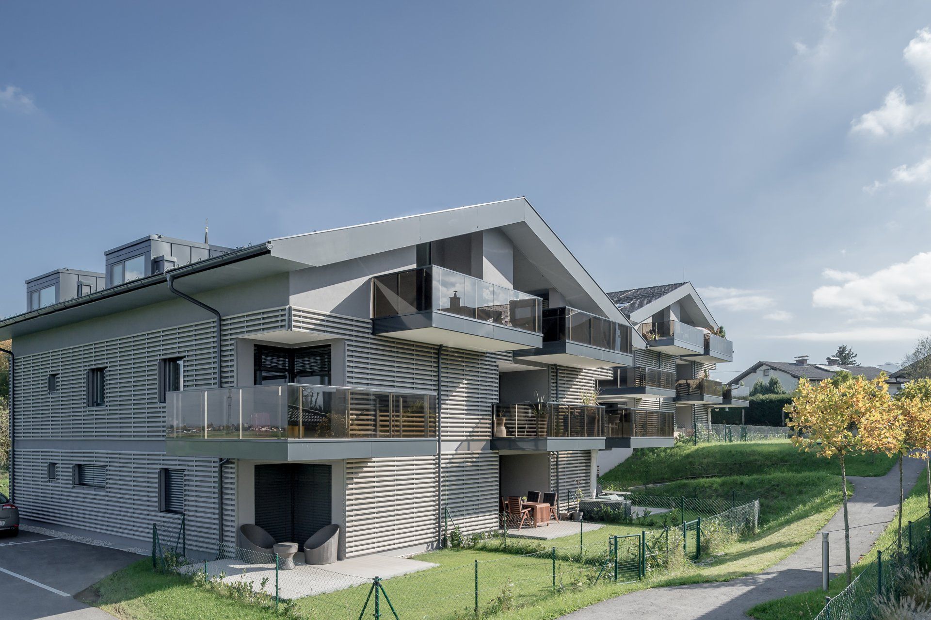 Ein Gebäude mit einem Streifenmuster an der Seite