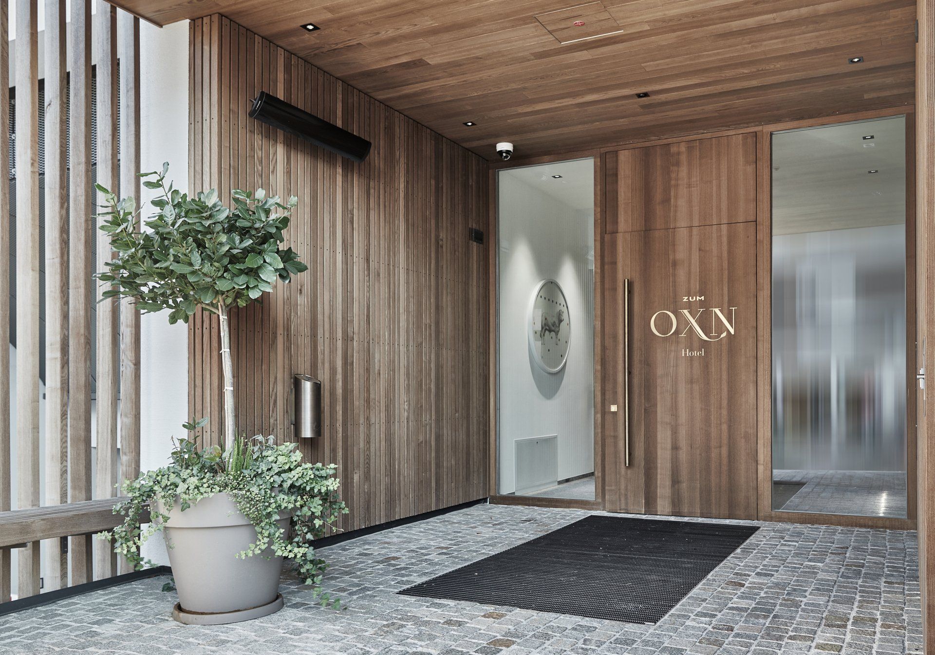 Eine Holztür mit dem Wort Oxya darauf