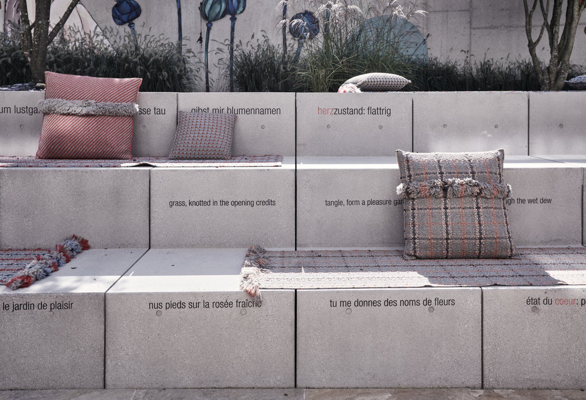 Eine Reihe von Betonstufen mit Kissen und Decken darauf