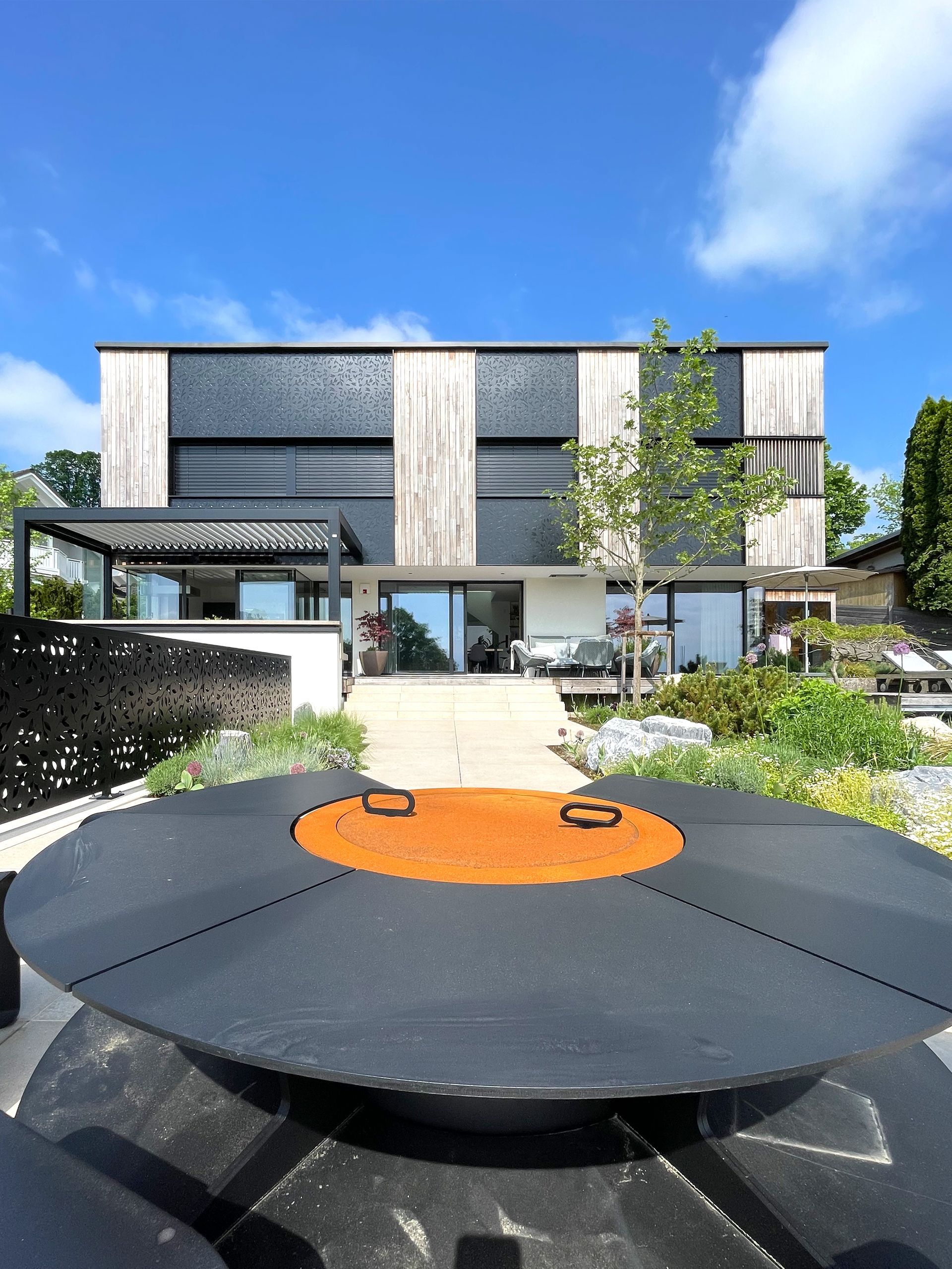 Ein großes Haus mit einem großen runden Tisch davor