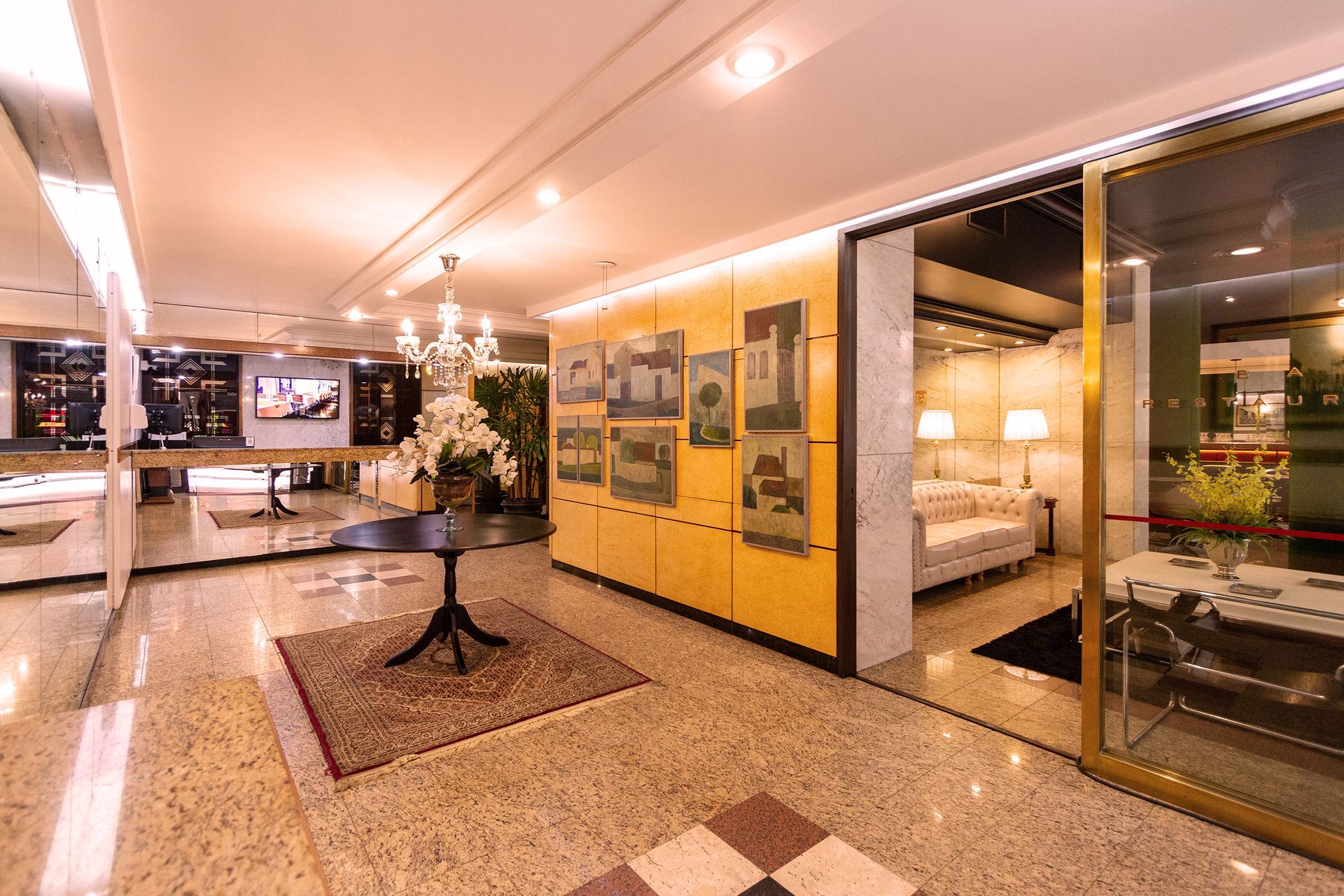 Uma grande sala com uma mesa no meio.