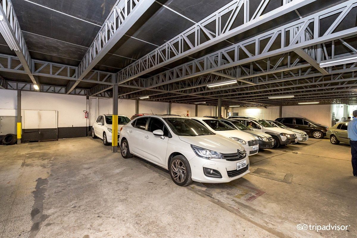 Uma fileira de carros está estacionada em um armazém.