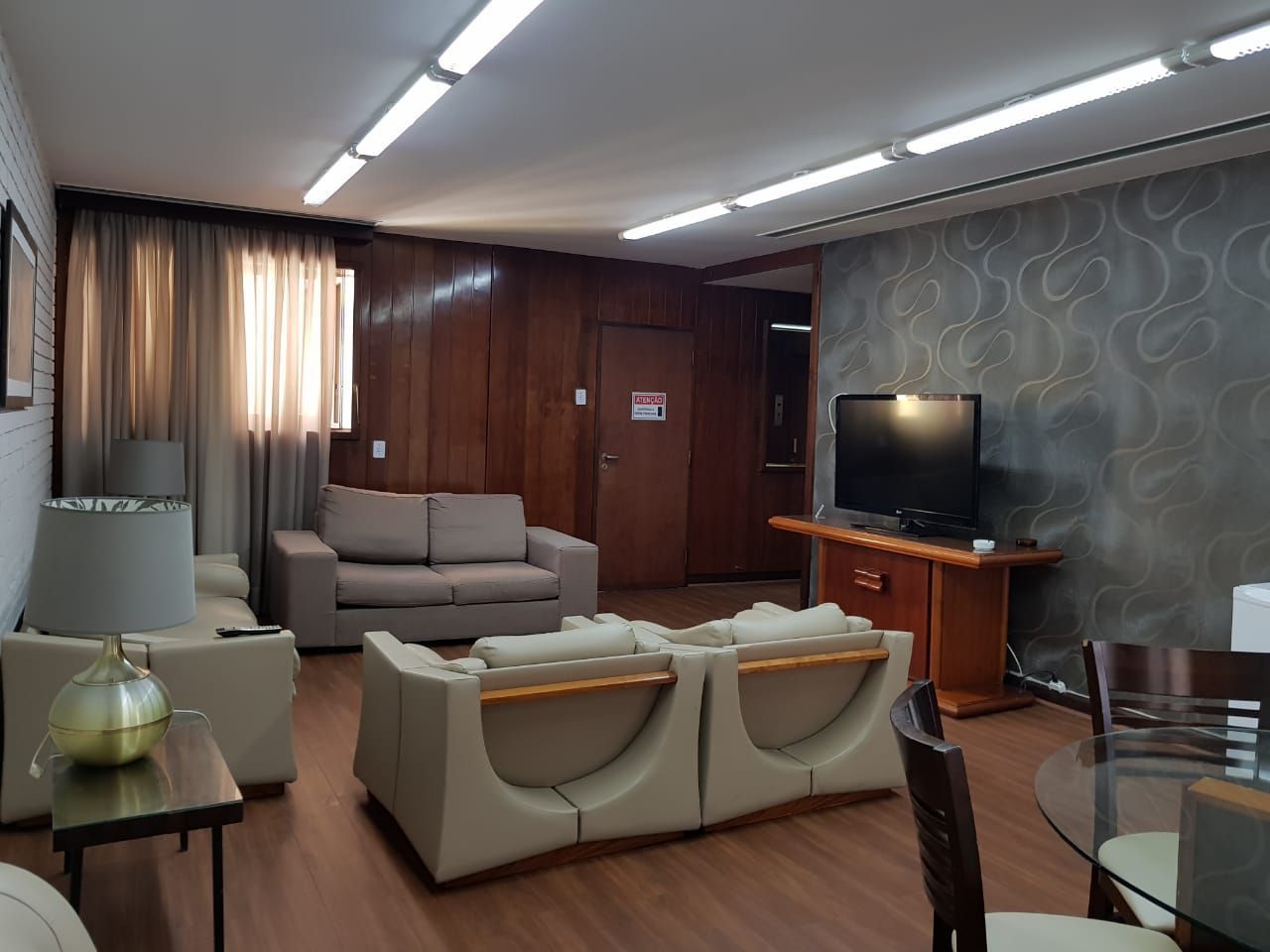 Uma sala cheia de móveis e uma televisão