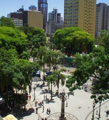 Uma vista aérea de um parque da cidade com palmeiras