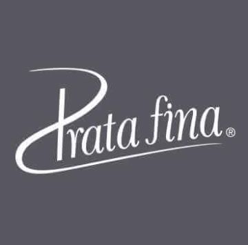 O logotipo da prata fina é branco sobre fundo cinza.