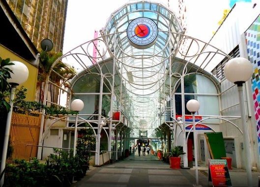 Um prédio com um relógio no topo