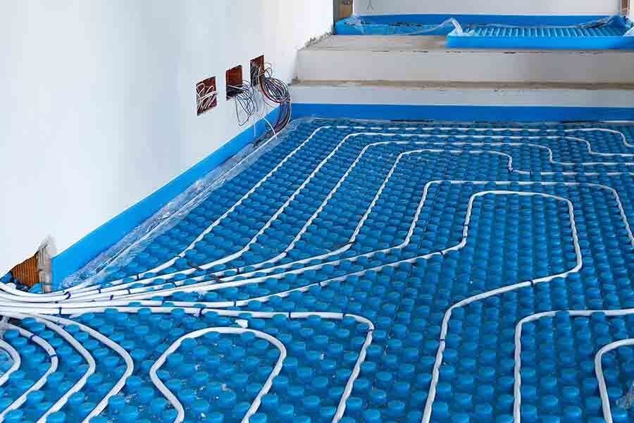 In una stanza è stato installato un sistema di riscaldamento a pavimento blu.