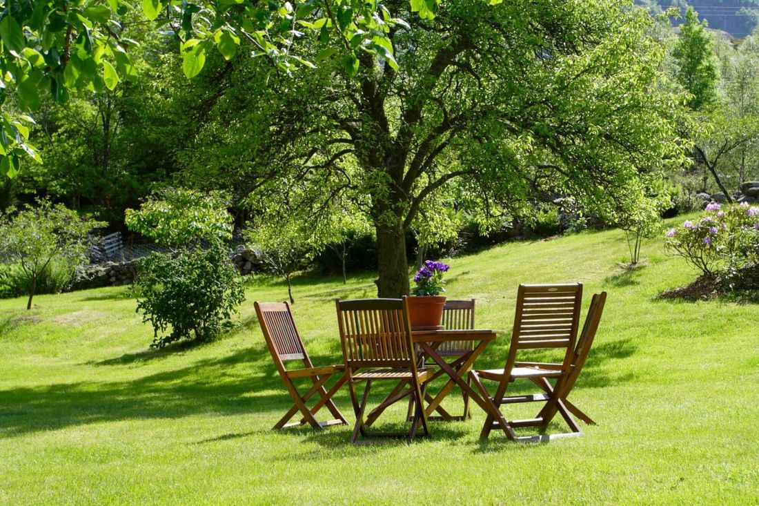 giardino con tavolo e sedie di legno