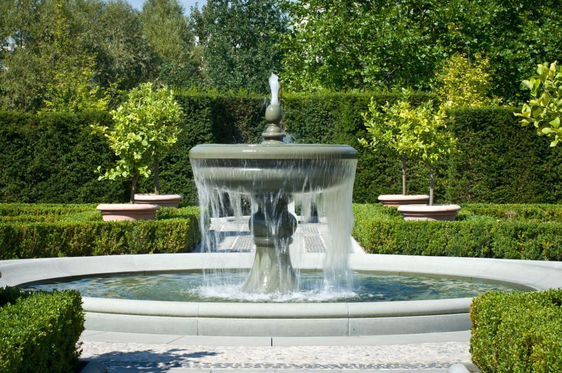 fontana di pietra in un parco