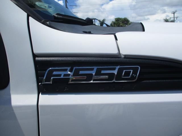 A white truck with the word f550 on the side