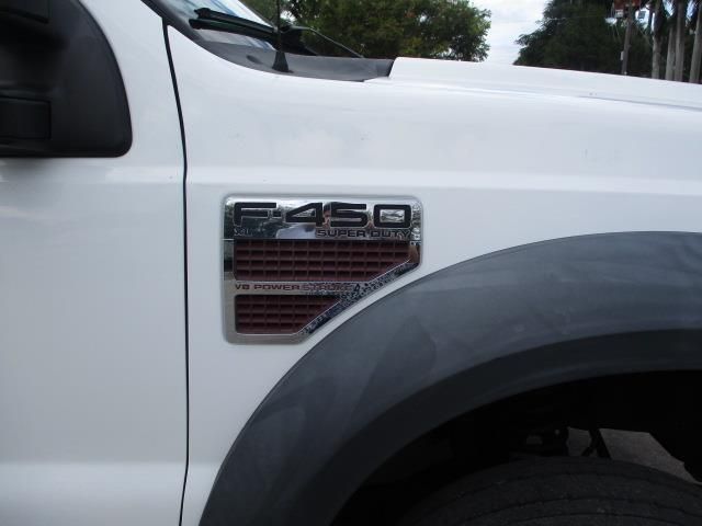 A white truck with a f450 emblem on the side