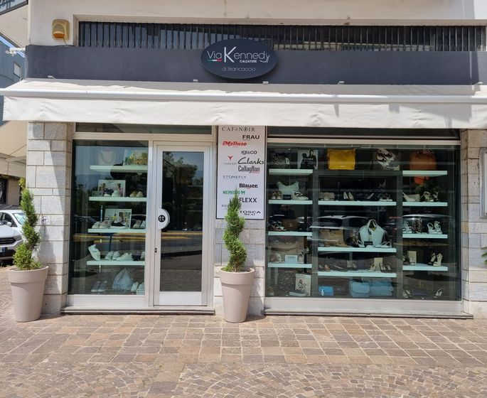 negozio di scarpe e accessori di pelletteria