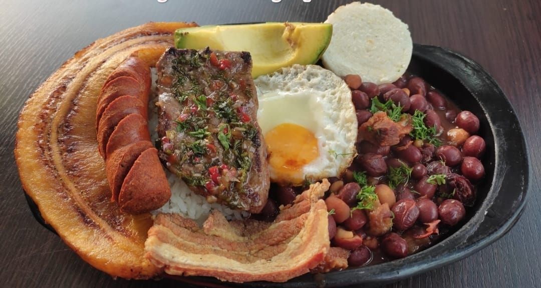 Una persona usa una herramienta de limpieza para aspirar un asiento tapizado