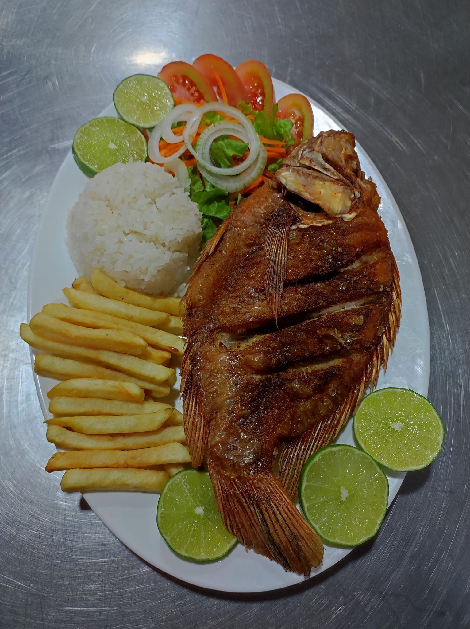 tres extintores de incendios de color rojo