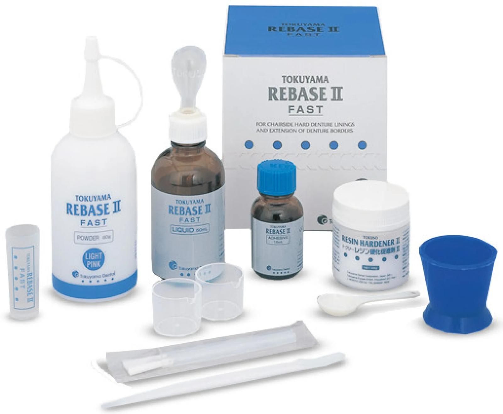 Kit per ribasatura dentale rapida Tokuyama Rebase II, completo di flaconi, polvere, bicchieri per la miscelazione e strumenti, su sfondo bianco.
