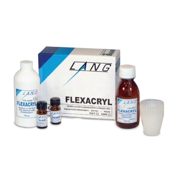 Kit per la ribasatura dentale Lang Flexacryl, contenente una scatola, un flacone di polvere, flaconi di liquido e un bicchiere per la miscelazione.