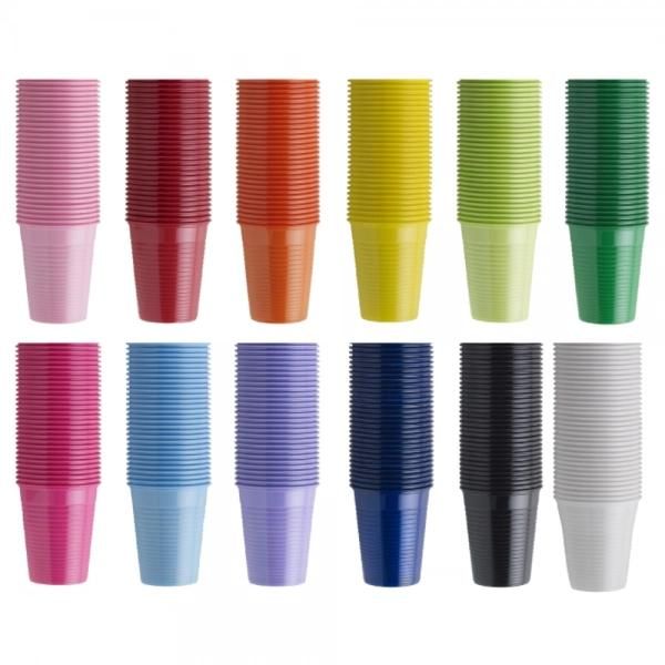 Due file di bicchieri di plastica colorati, impilati uno sull'altro, nei colori rosa, rosso, arancione, giallo, verde lime, verde, fucsia, blu, viola e bianco.