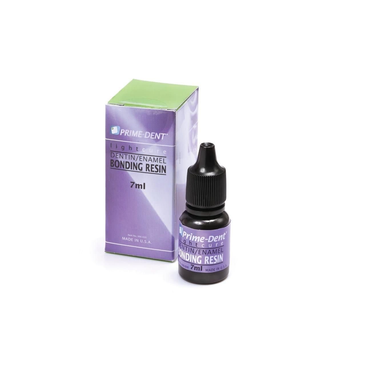 Una boccetta da 7 ml di resina adesiva fotopolimerizzabile Prime-Dent accanto alla sua confezione coordinata viola e verde.