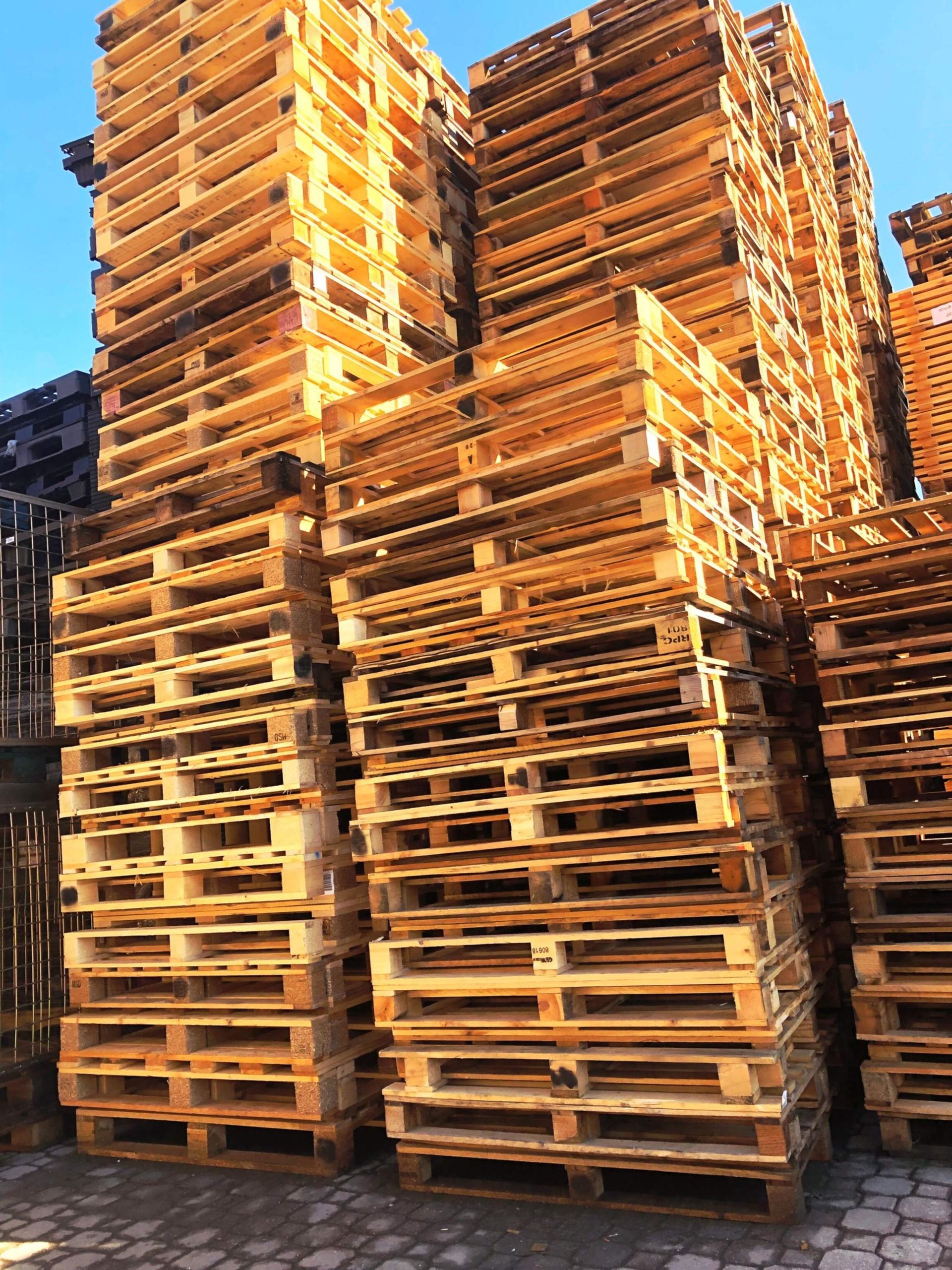 Una pila di pallet di legno accatastati uno sopra l'altro