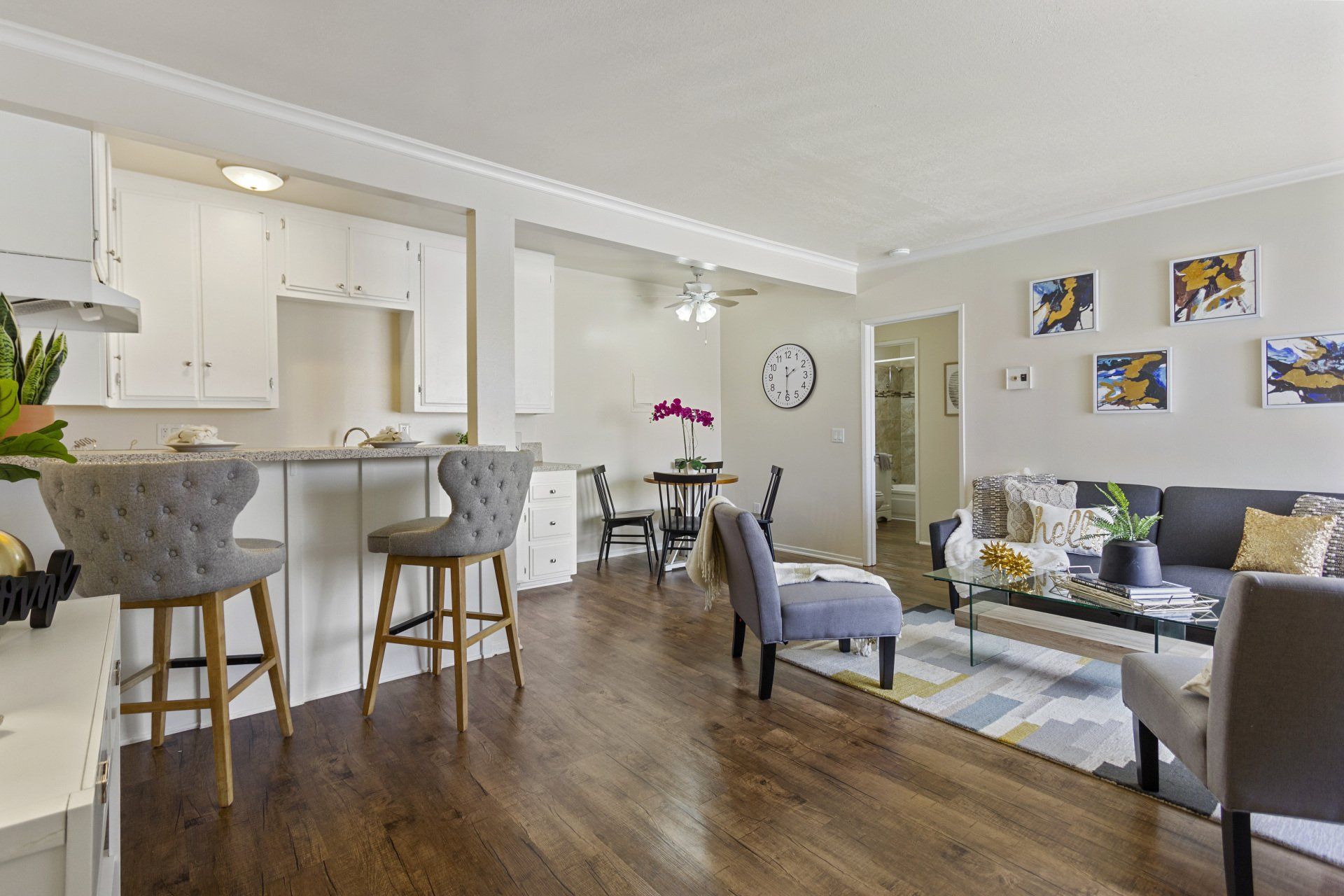 Holiday West Apartments