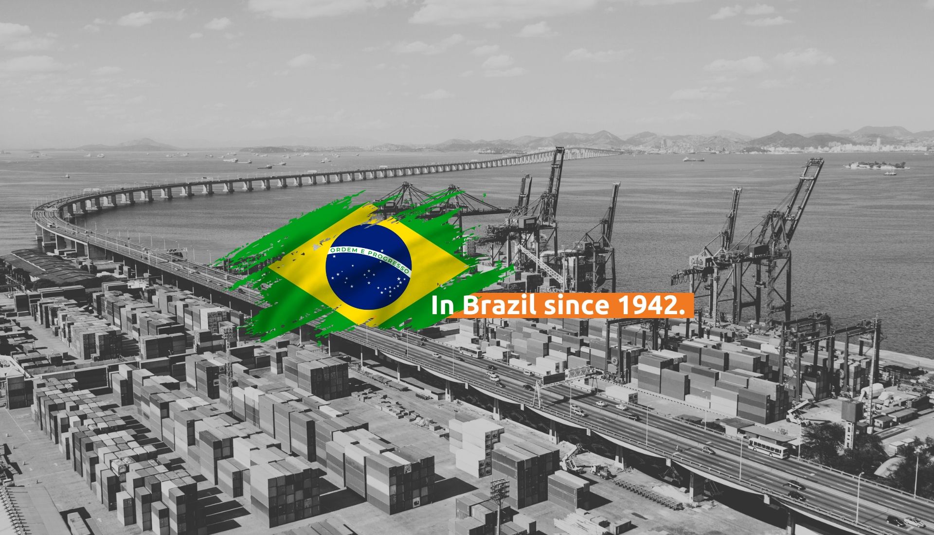A black and white photo of a bridge in brazil