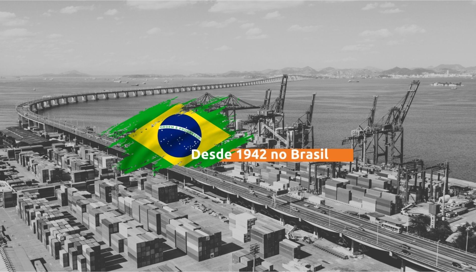 Uma foto em preto e branco de uma ponte e a bandeira do Brasil.