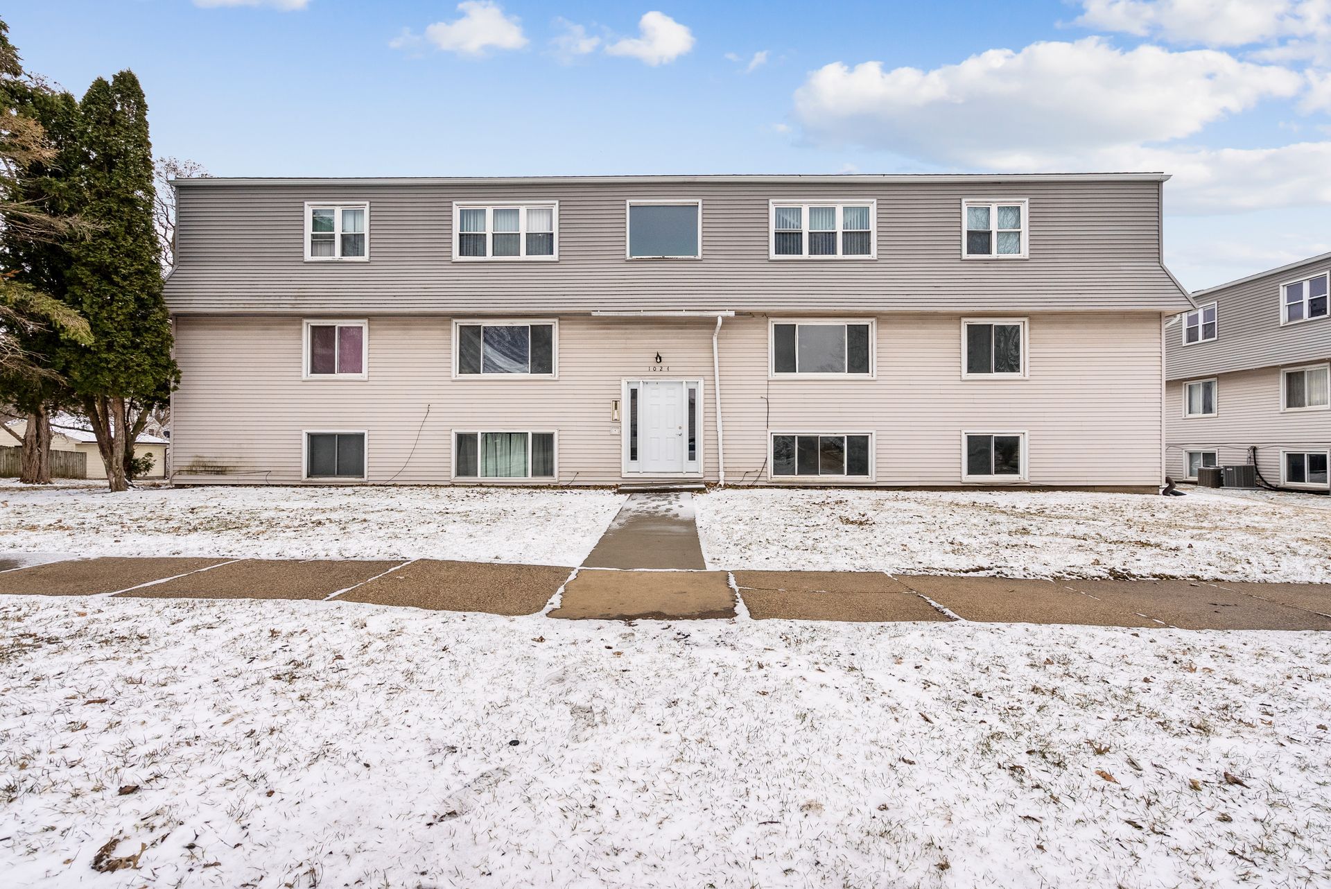 Leavitt Park Apartments Building Photo - full frontal view