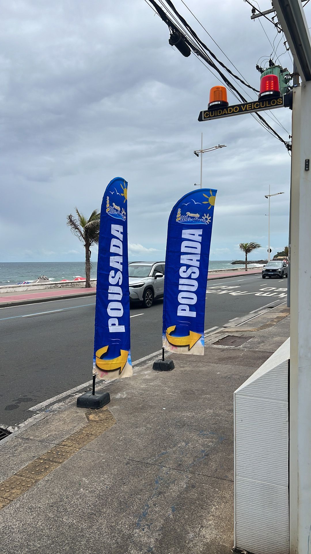 Duas bandeiras azuis com a inscrição