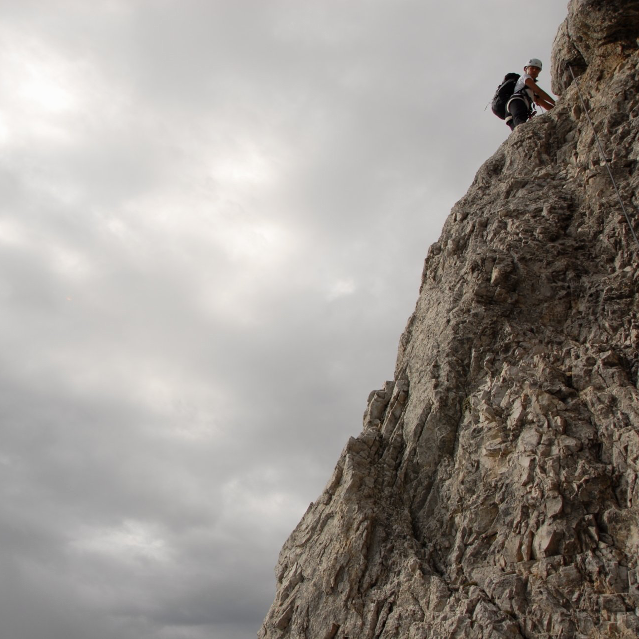 Eine Person, die auf einer Felsklippe steht