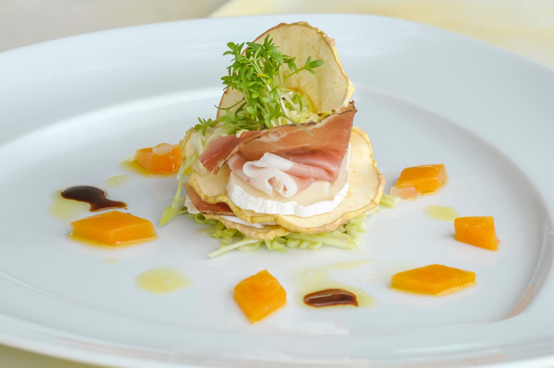 Ein weißer Teller mit Fleisch und Gemüse auf einem Tisch