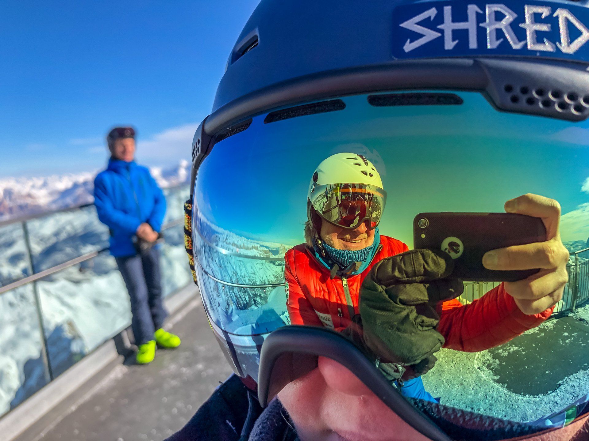Eine Person mit Shred-Helm macht ein Selfie