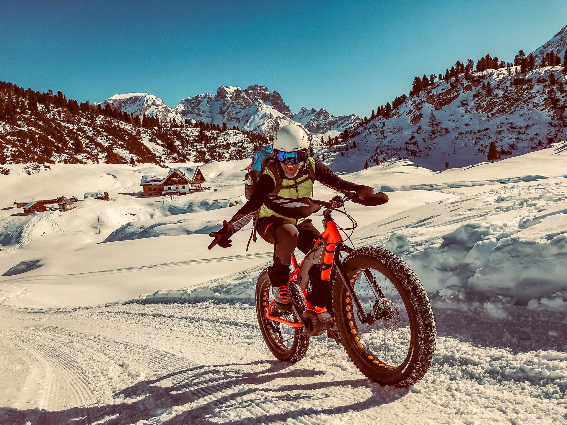 Eine Person fährt Fahrrad im Schnee