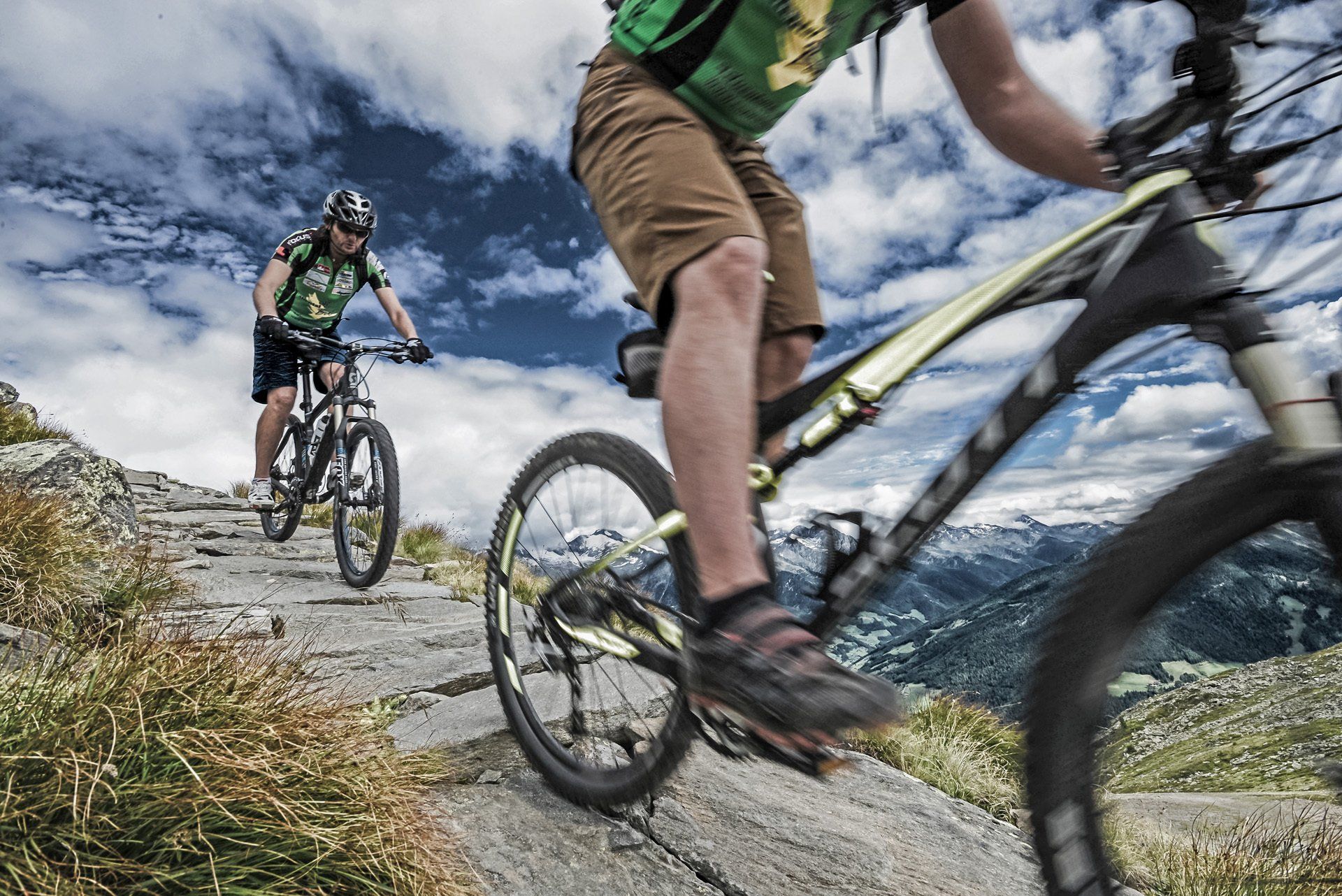 Ein Mann fährt mit einem Mountainbike einen steinigen Pfad hinunter.