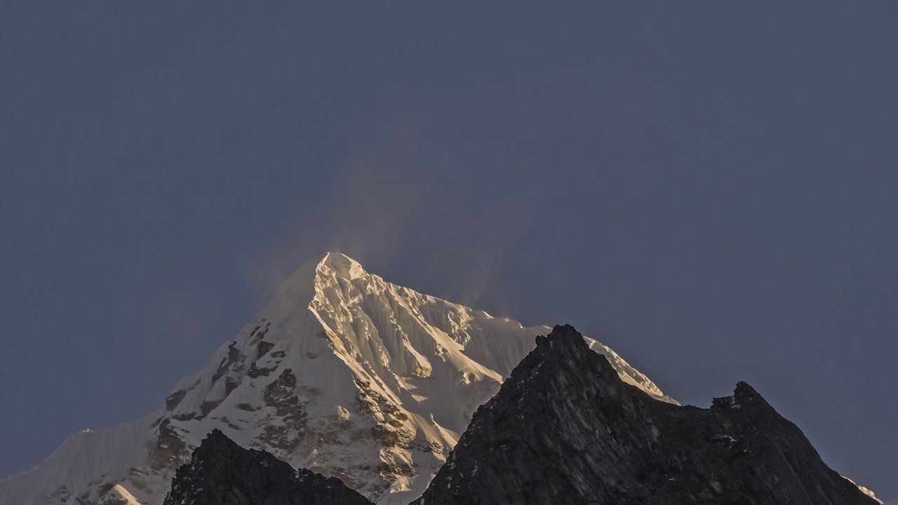 Ein Berg mit einem blauen Himmel im Hintergrund