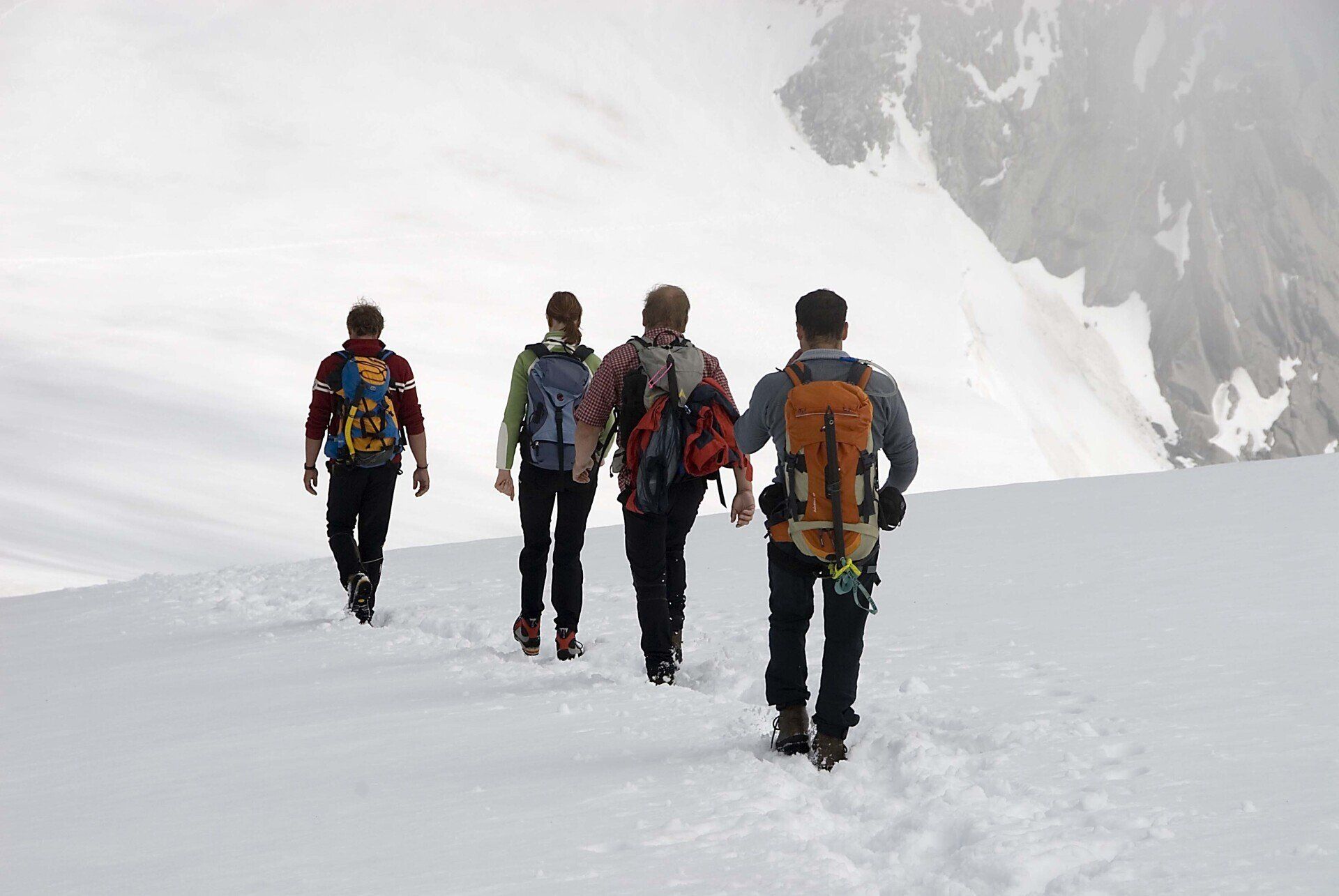 Eine Gruppe von Leuten läuft durch den Schnee.