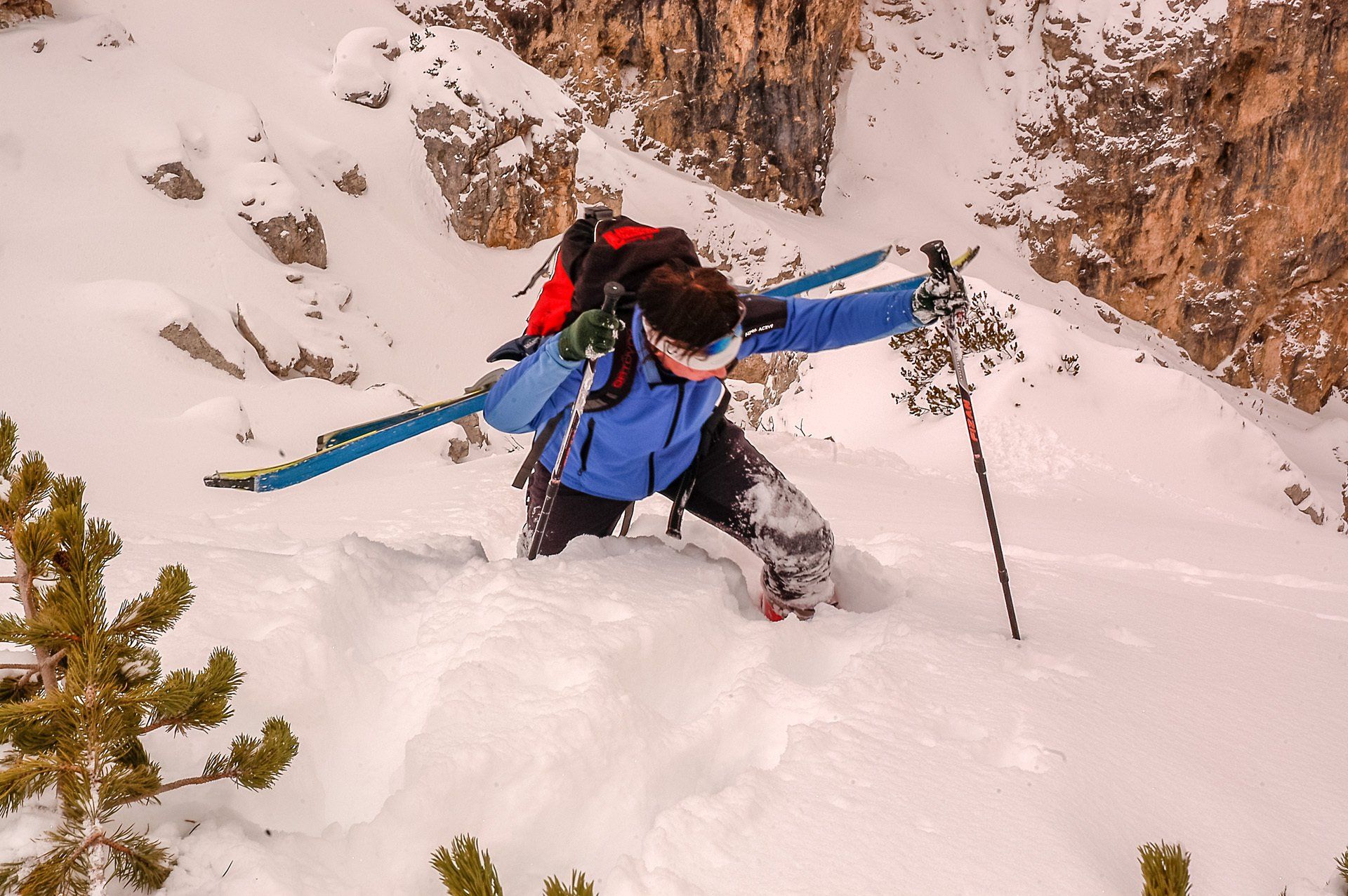 Eine Person fährt einen schneebedeckten Berg hinunter