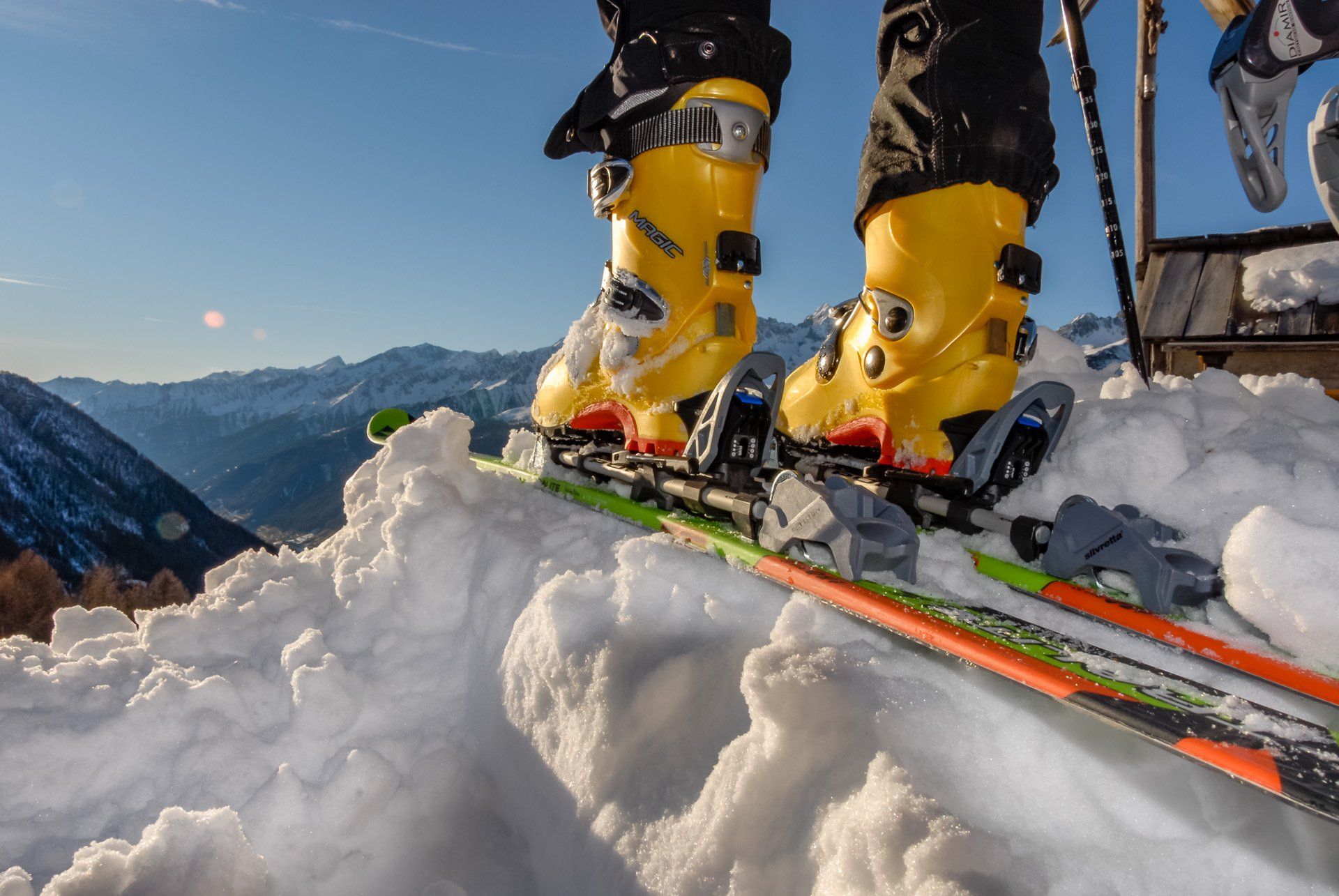 Eine Person mit gelben Stiefeln fährt Ski im Schnee
