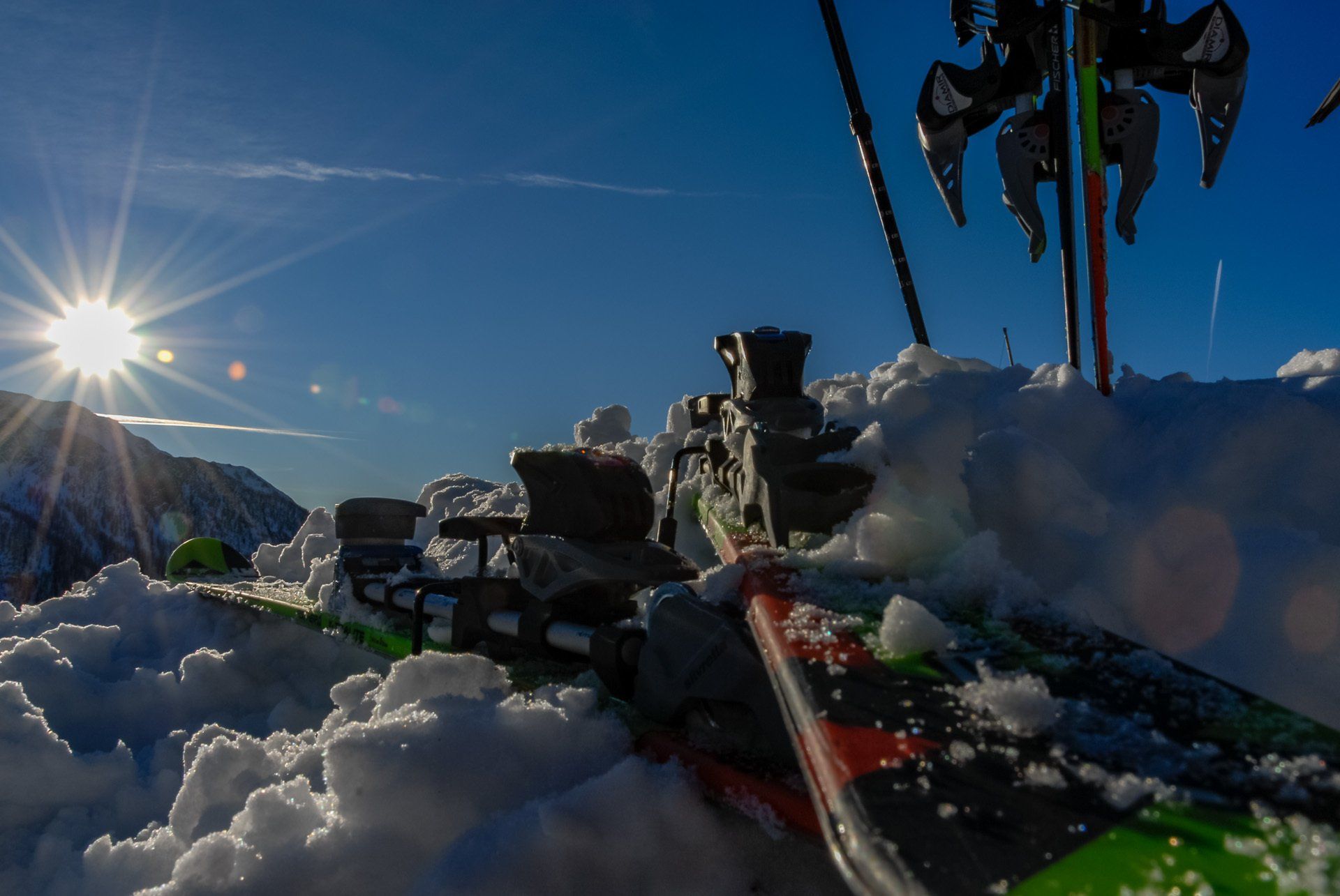 Ein Paar Skier liegt auf einem Schneehaufen.