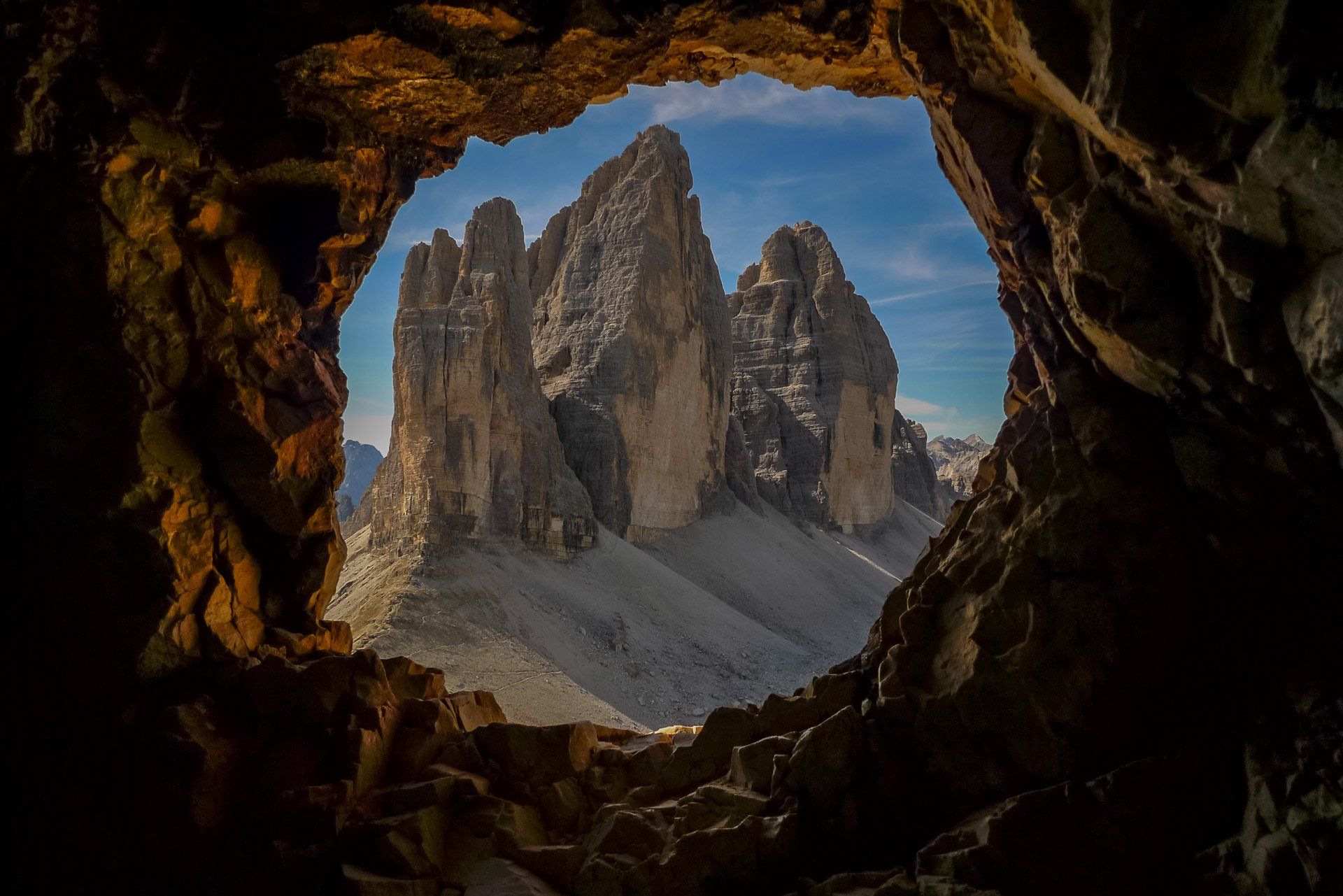 Ein Blick auf eine Bergkette aus einer Höhle.