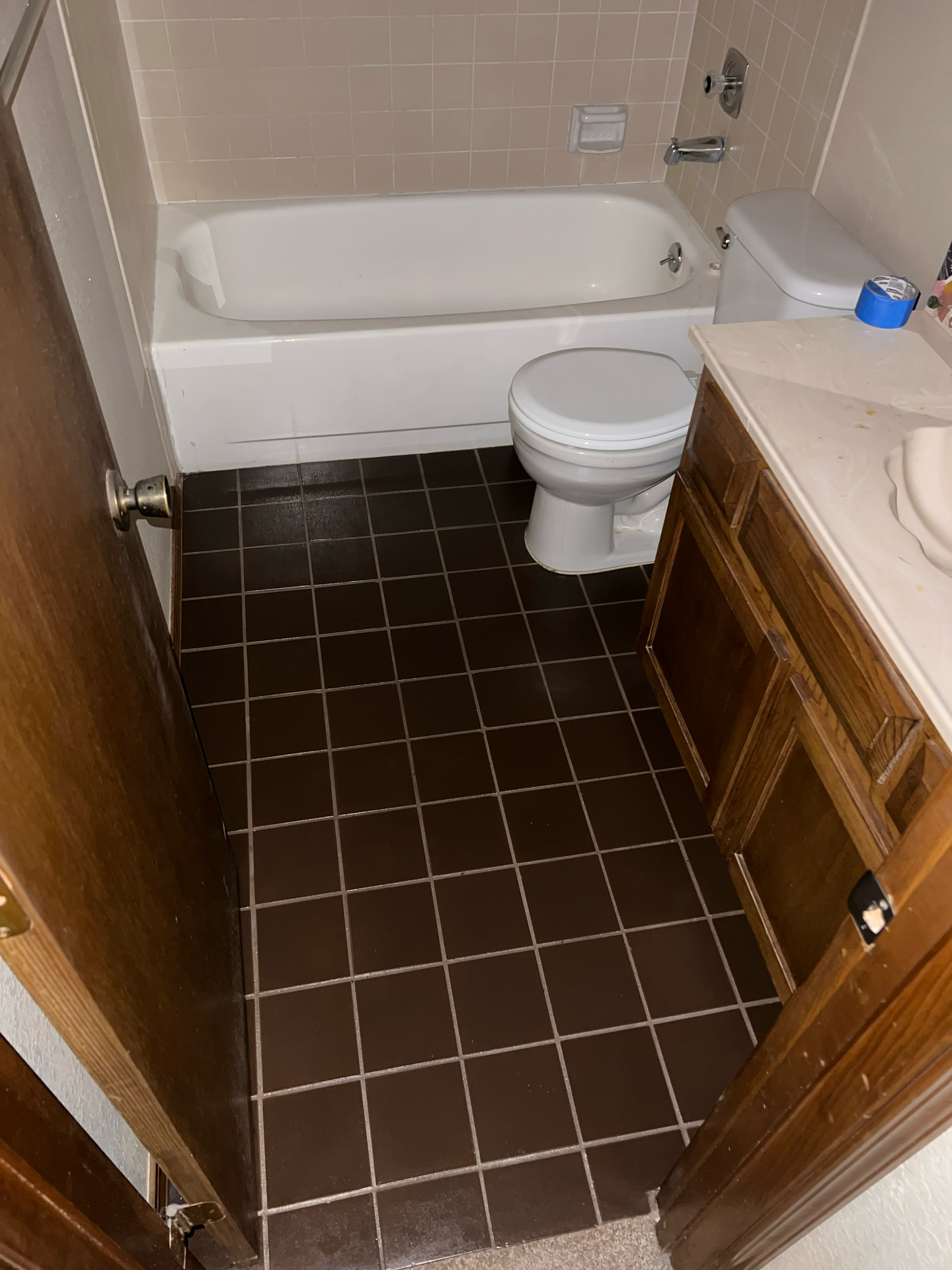A bathroom with a toilet , bathtub and sink.