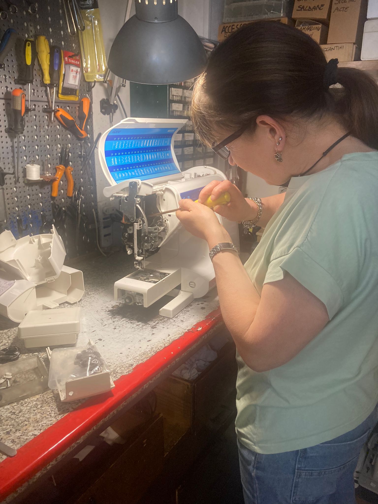 Un momento di un corso di cucito con macchina da cucire