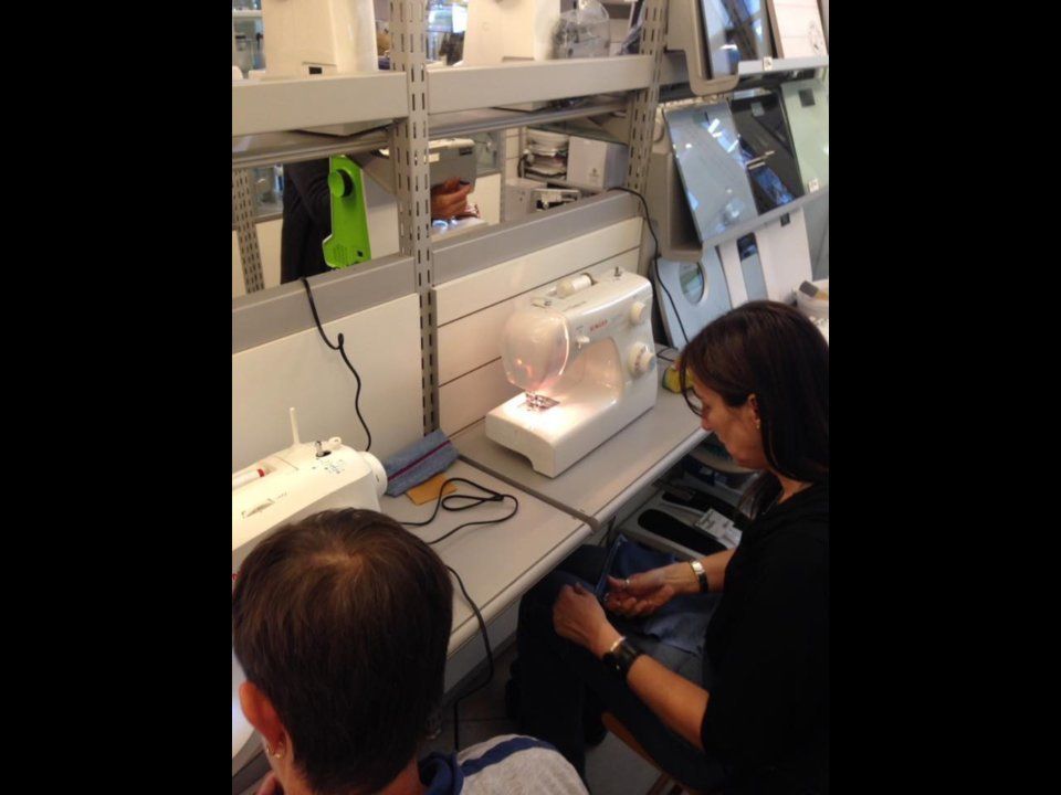 Una lezione del corso di taglio e cucito