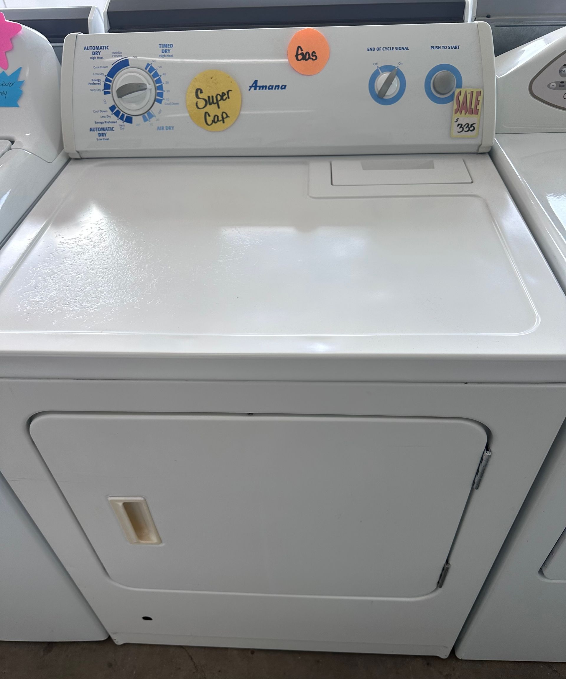 A white washer and dryer are sitting next to each other.